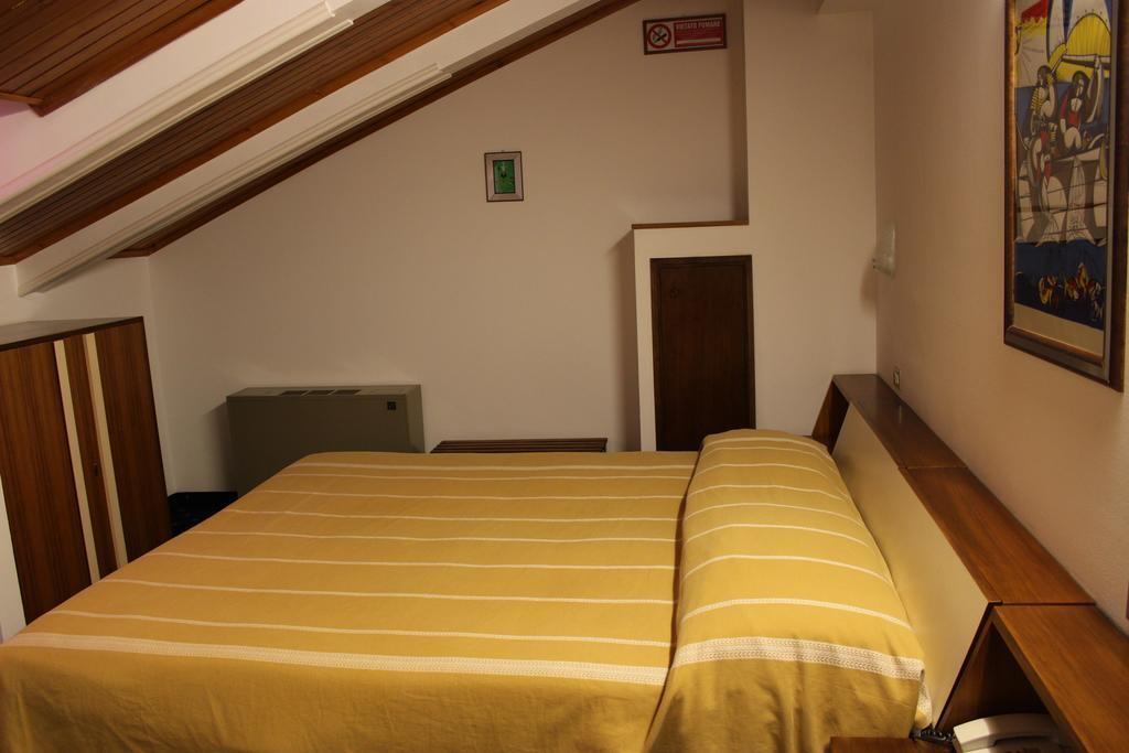 Hotel Pinolo Gubbio Pokój zdjęcie